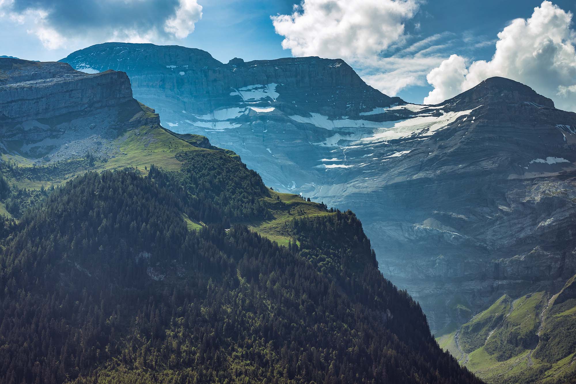 picture of mountains in les diablerets switzerland